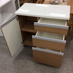 【キャスター付き】キッチンボード　パモウナ ダイニングボード レンジボード 食器棚 カップボード ソフトクローズ仕様 キャスター付き 幅90cm ：ホワイト/ナチュラルの画像