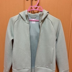 140センチ　ユニクロ　モスグリーン　パーカーの画像