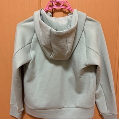 140センチ　ユニクロ　モスグリーン　パーカーの画像