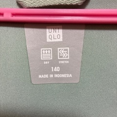 140センチ　ユニクロ　モスグリーン　パーカーの画像