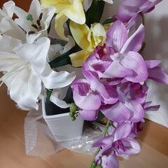 ★オシャレな造花３点セット　蘭、百合　花瓶つき　フェイクフラワーの画像