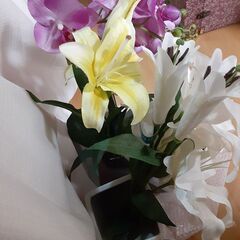 ★オシャレな造花３点セット　蘭、百合　花瓶つき　フェイクフラワーの画像