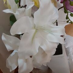 ★オシャレな造花３点セット　蘭、百合　花瓶つき　フェイクフラワーの画像