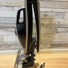 【日立 充電式スティッククリーナー PV-BE200】 ハンディにもなる2WAYタイプ／折りたたみ収納可の画像