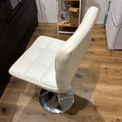【無料】回転式カウンターチェア（ホワイト）の画像