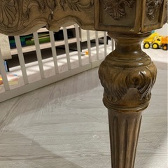 ヨーロッパ調？の可愛いテーブル　の画像