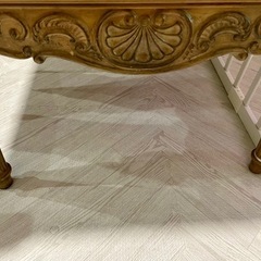 ヨーロッパ調？の可愛いテーブル　の画像