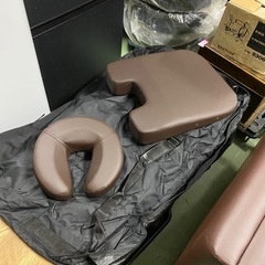 ●東135 SEVENBEAUTY マッサージベッド 折りたたみ 赤茶色 枕 持ち運び用バック 付属品の画像