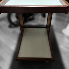 カリモク（Karimoku）製の木製ワゴンです。の画像