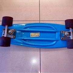 青いペニーボードスタイルスケートボードの画像