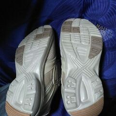 新品靴👟enistマジックテープ式のスニーカー　サイズ２４ｃｍの画像