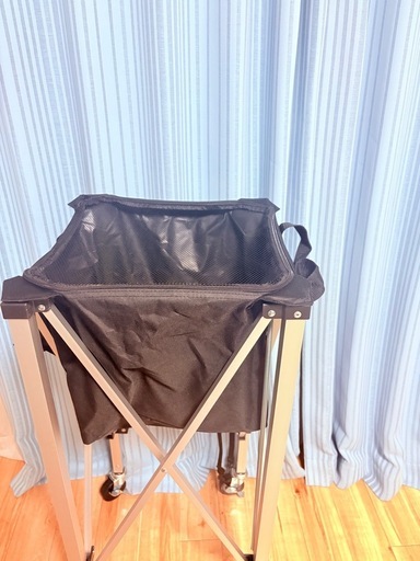 テニスボールカゴとテニスボール