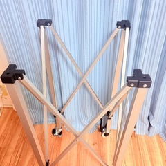 テニスボールカゴとテニスボールの画像