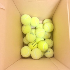 テニスボールカゴとテニスボールの画像