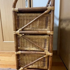 藤のタンスの画像