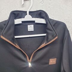 【 新 New 品 】 シンプルで着まわしやすい ブラック ハーフジップトップスの画像