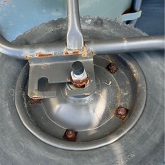 カインズ コンテナを載せやすい浅型一輪車 ノーパンク ダークグリーン CKI-01の画像