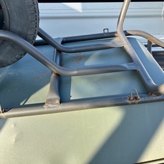 カインズ コンテナを載せやすい浅型一輪車 ノーパンク ダークグリーン CKI-01の画像