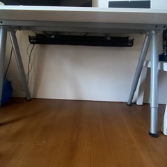 テーブル(折りたたみ可能で高さ調整ができる)の画像