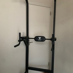 ダンベル、ベンチ、懸垂マシンの画像