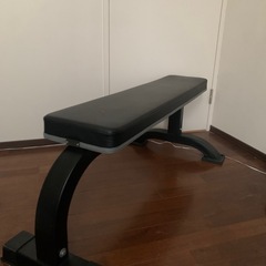 ダンベル、ベンチ、懸垂マシンの画像