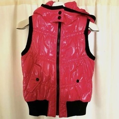 ピンク フード付き ダウンベストの画像