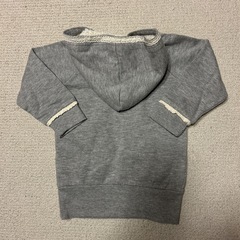 グレーのパーカー　80の画像