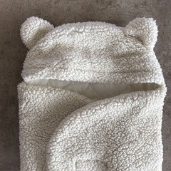 クマ耳付きボアおくるみ クリーム色　50〜70サイズの画像