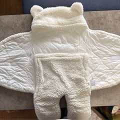 クマ耳付きボアおくるみ クリーム色　50〜70サイズの画像