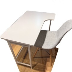 山善 PCデスク/テーブル ＋イームズチェアのセットの画像