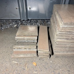 床タイル200×400 60枚程の画像