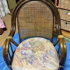 【差し上げます！】藤製回転イスの画像