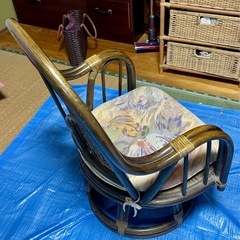 【差し上げます！】藤製回転イスの画像