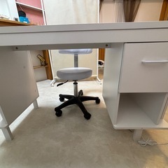 ネイルテーブル5ヶ月使用　イス　ライト付きの画像