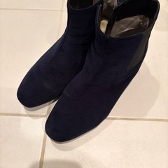 スエードブーツ二足とパーティーの画像