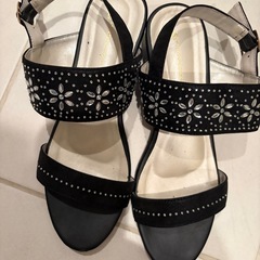 スエードブーツ二足とパーティーの画像