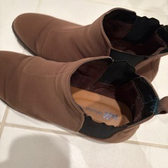 スエードブーツ二足とパーティーの画像