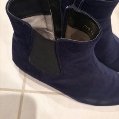 スエードブーツ二足とパーティーの画像