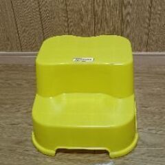 『無料！』子ども用の踏み台、棚の画像