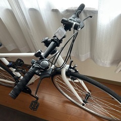 ほぼ新品　クロスバイク　シマノ製21段変速　ホワイトの画像
