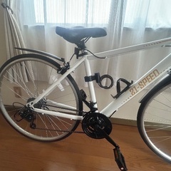 ほぼ新品　クロスバイク　シマノ製21段変速　ホワイトの画像