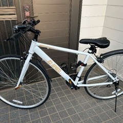 ほぼ新品　クロスバイク　シマノ製21段変速　ホワイトの画像