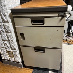 スチールワゴン　鍵付き　机　事務用品　オフィス用品　内田の画像