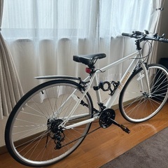 ほぼ新品　クロスバイク　シマノ製21段変速　ホワイトの画像