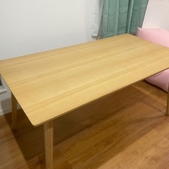 ダイニングテーブルの画像