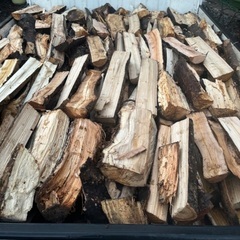 雑木ミックス乾燥薪、2台価格、早い引き取りの価格の画像