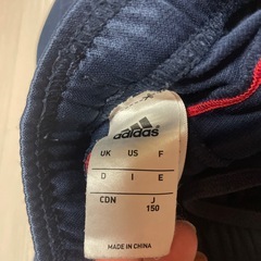 adidasズボンの画像