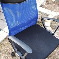 背中がメッシュタイプの椅子の画像
