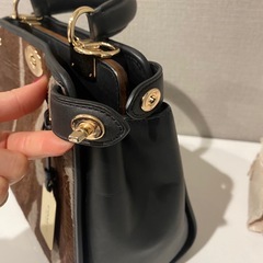 coach レザーショルダーバッグ　毛皮 ハンドバッグ　の画像