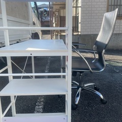 オフィスデスクとチェアの画像